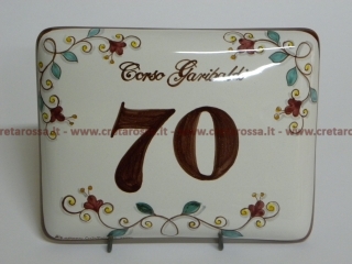 cod.art: nc56 - Mattonella in ceramica leggermente bombata cm 17x13 circa con fiori "Arabo" e scritta personalizzata. 